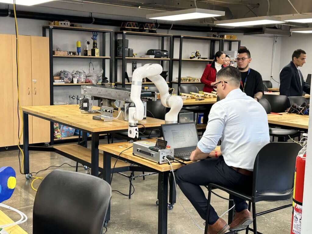 Carrera de Ingeniería Industrial con énfasis en Servicios y Manufactura para optimización industrial