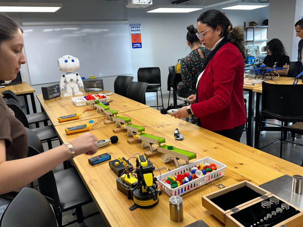 Carrera de Ingeniería Industrial con énfasis en Cadena de Suministros y Logística para operaciones.
