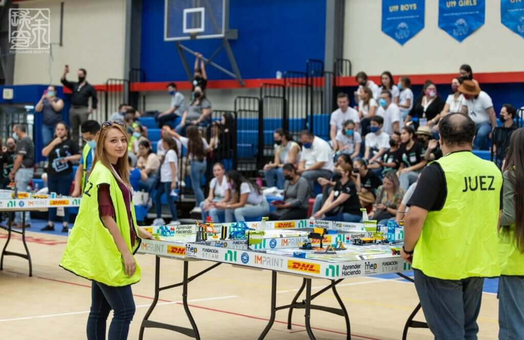 Alejandra en competencias de robótica