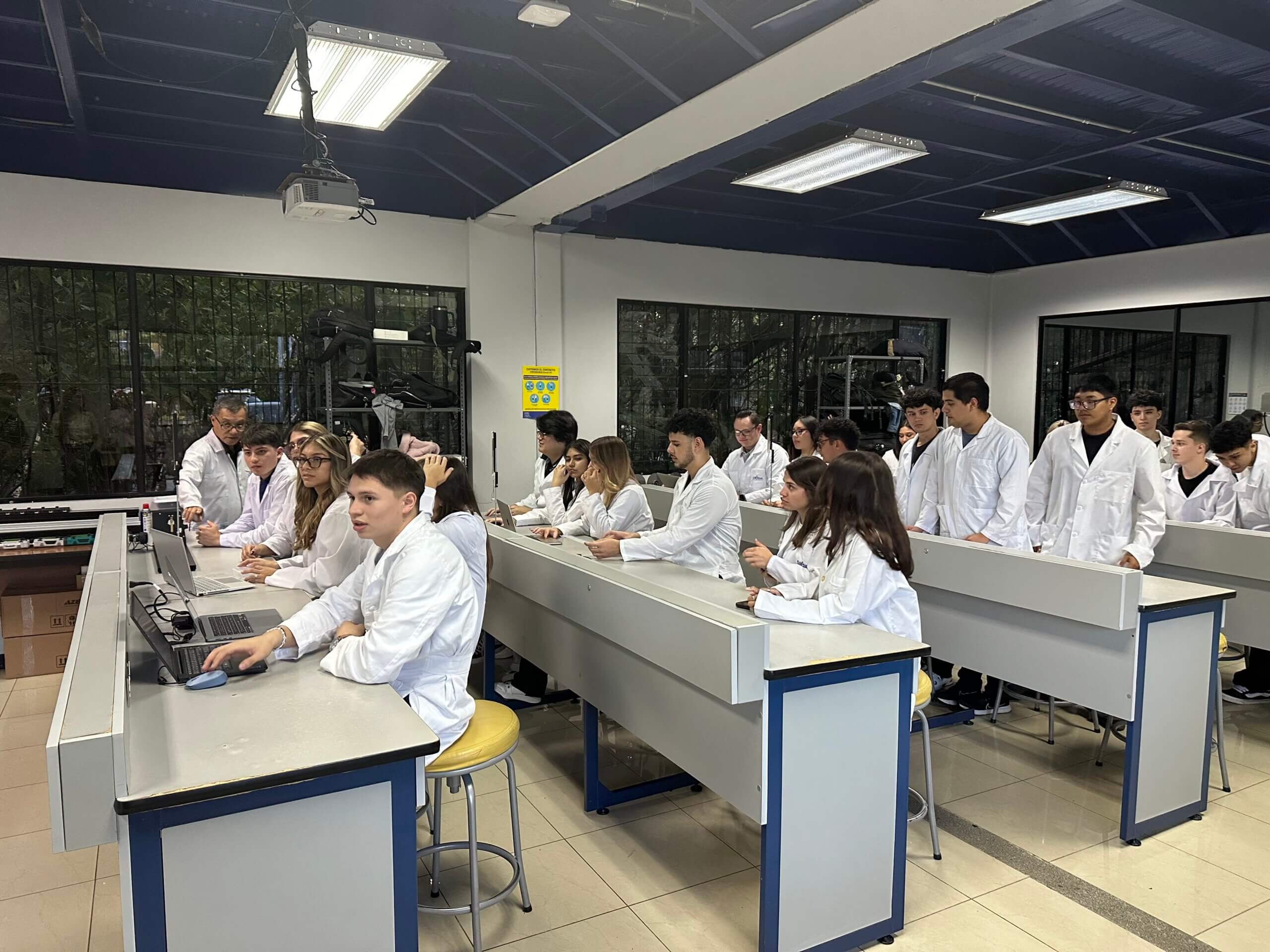 Estudiantes realizando laboratorios presenciales