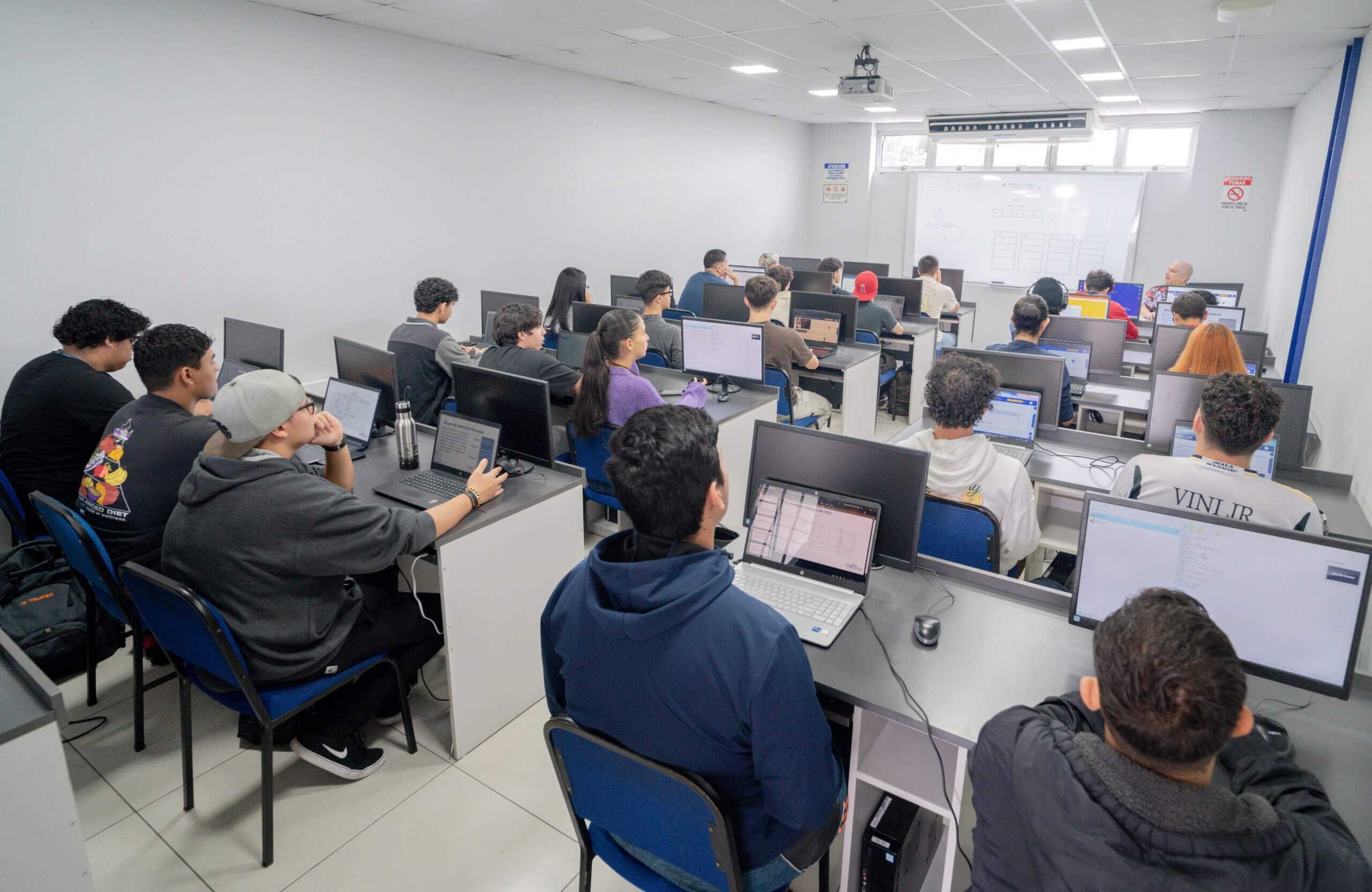 Estudiantes en modalidad presencial o virtual sincrónica