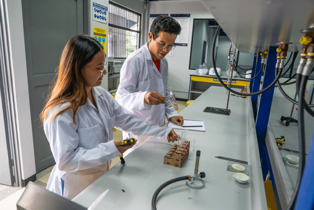 Estudiantes de Ingeniería de Alimentos aprendiendo sobre inocuidad alimentaria y control de calidad.